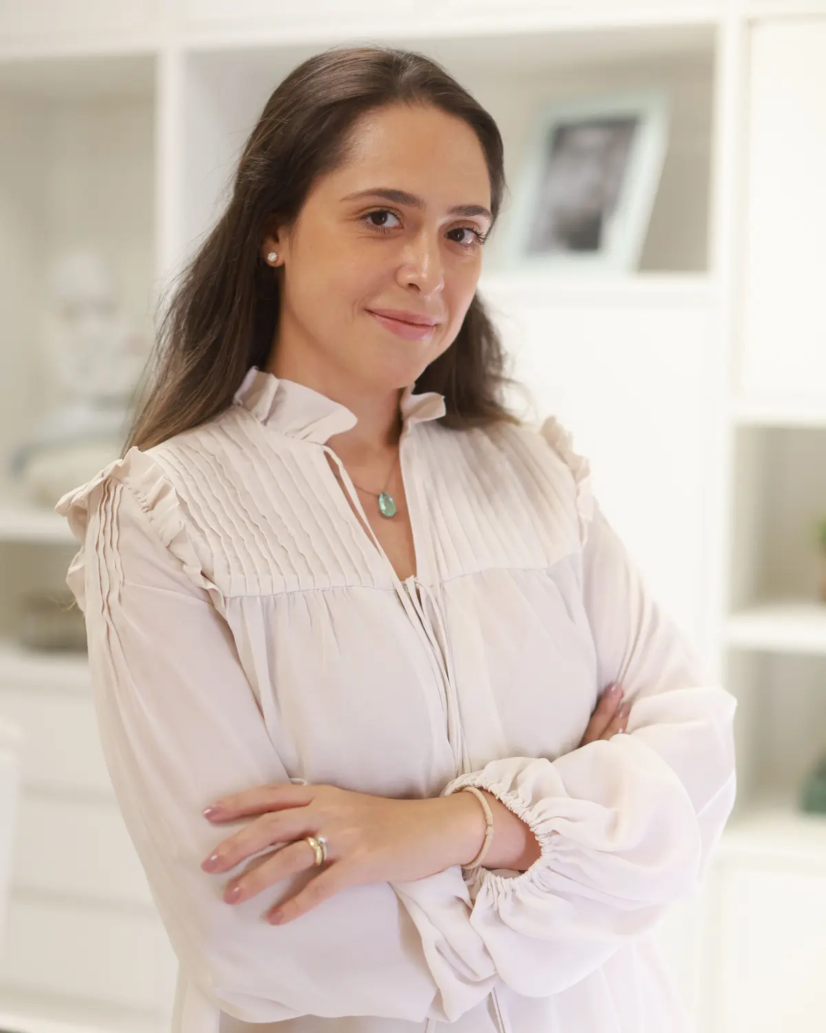 Retrato da Dra. Heloisa Tezzoni no consultório da Omnia